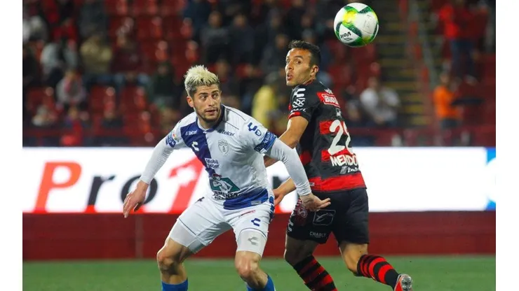 Ángelo Sagal defendiendo los colores de Pachuca en México