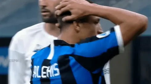 Alexis se lamenta tras darle al palo.