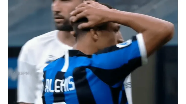 Alexis se lamenta tras darle al palo.
