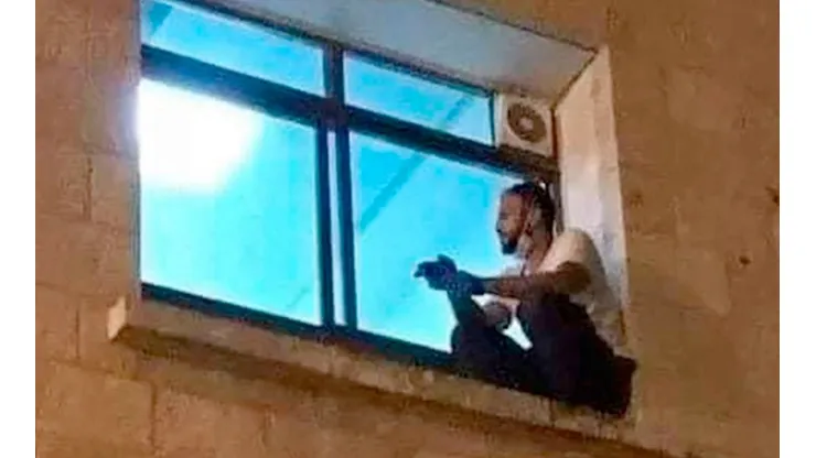 Hombre escaló un hospital para despedir a su madre que murió de coronavirus