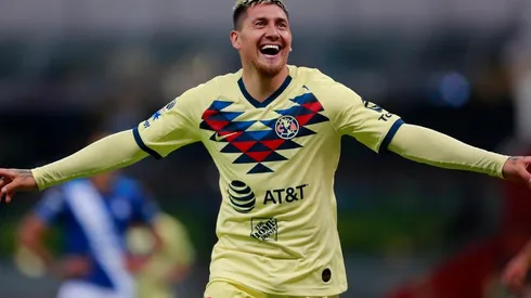 Nicolás Castillo posó con la nueva indumentaria del América