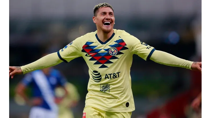 Nicolás Castillo posó con la nueva indumentaria del América