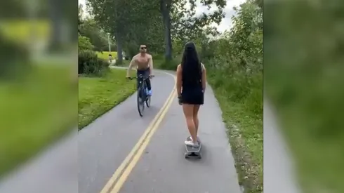 El momento exacto en que el agresor escupe a la mujer.