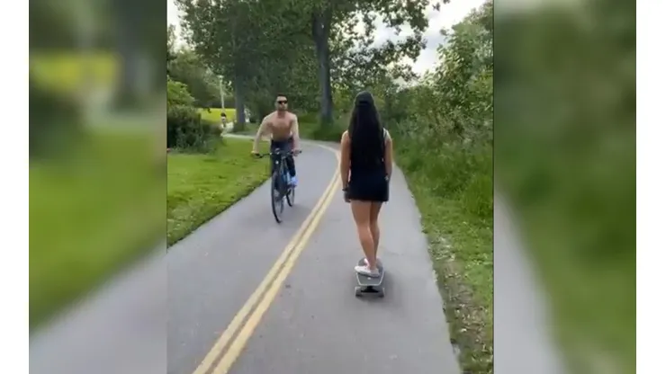 El momento exacto en que el agresor escupe a la mujer.