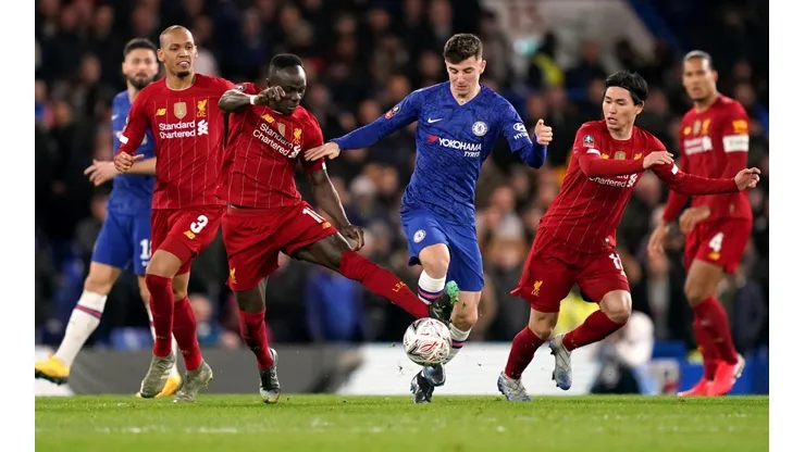 Liverpool y Chelsea se ven las caras en Anfield.