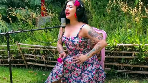 Mon Laferte dejó de lado el living de su casa, para presentar un escenario más natural en este clip.