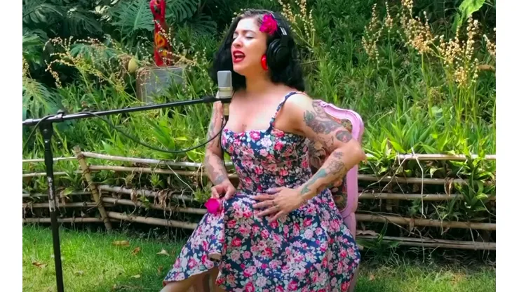 Mon Laferte dejó de lado el living de su casa, para presentar un escenario más natural en este clip.