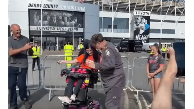 Marcelo Bielsa y un lindo momento con una fanática de Leeds