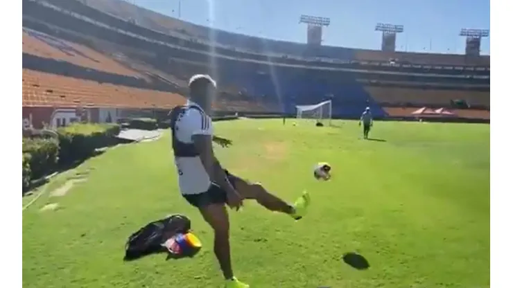 Vargas y su golazo en el entrenamiento del Tigres.