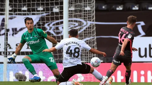 Leeds ganó y festejó en cancha su título de Championship.