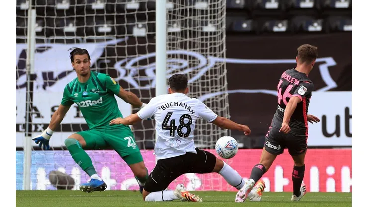 Leeds ganó y festejó en cancha su título de Championship.
