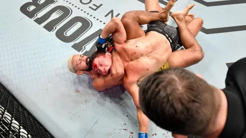 Deiveson Figueiredo dominó por completo a Joseph Benavidez y lo sometió con un mataleón