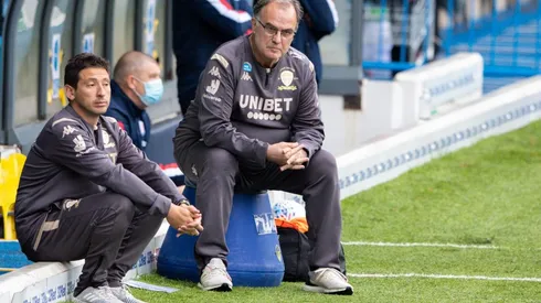 Diego Reyes junto a Marcelo Bielsa. El entrenador chileno tendrá su prueba más exigente en la Premier League.