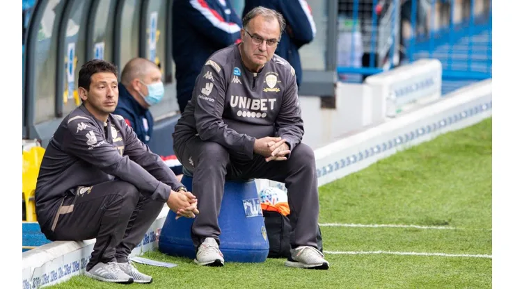 Diego Reyes junto a Marcelo Bielsa. El entrenador chileno tendrá su prueba más exigente en la Premier League.