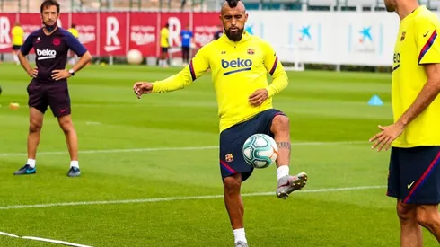 Arturo Vidal se lució con un golazo en la práctica del Barcelona