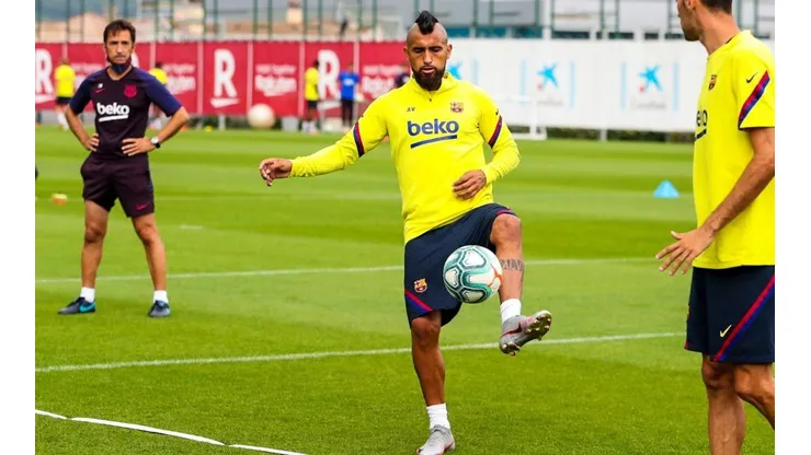 Arturo Vidal se lució con un golazo en la práctica del Barcelona