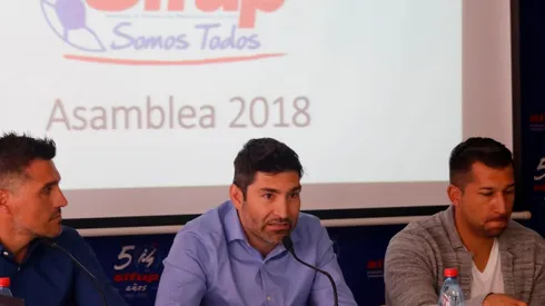 Gamadiel García junto a su directiva