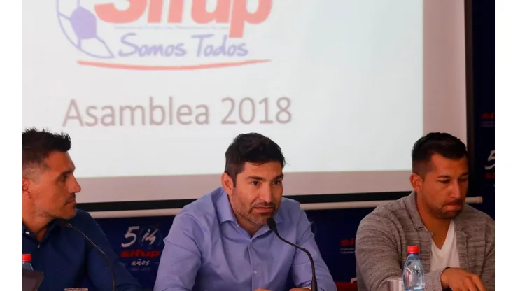 Gamadiel García junto a su directiva