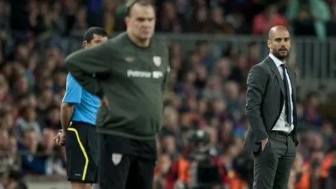 Josep Guardiola mira antentamente a Marcelo Bielsa