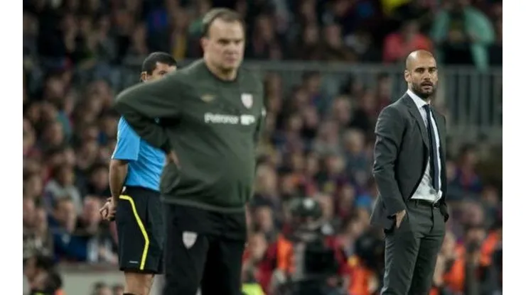 Josep Guardiola mira antentamente a Marcelo Bielsa