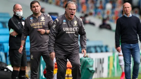 Marcelo Bielsa en la banca del Leeds United