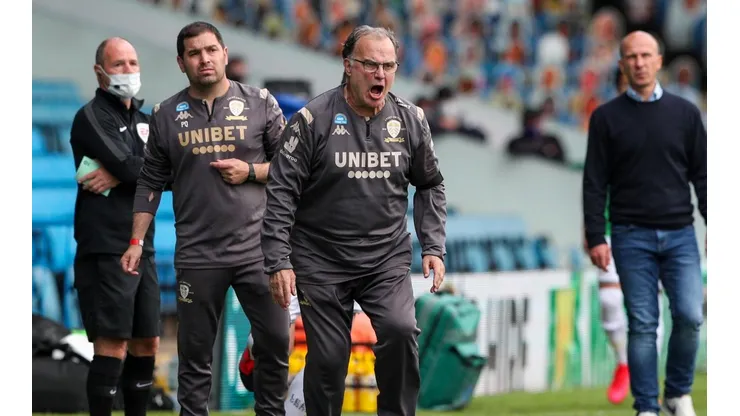 Marcelo Bielsa en la banca del Leeds United