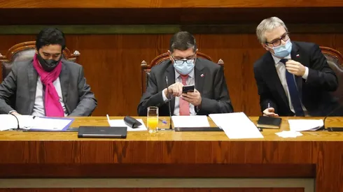 Los ministros Alvarado y Blumel se comprometieron con los partidos oficialistas a mejorar la propuesta para la Clase Media.