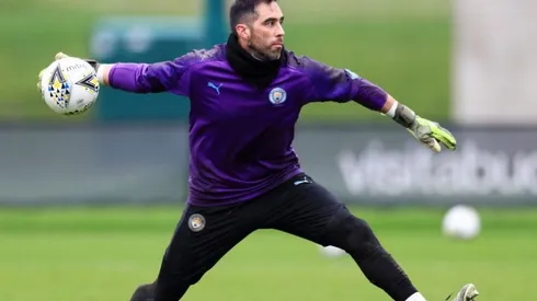 Claudio Bravo presenta problemas físicos y no podrá estar ante el Arsenal por la FA Cup