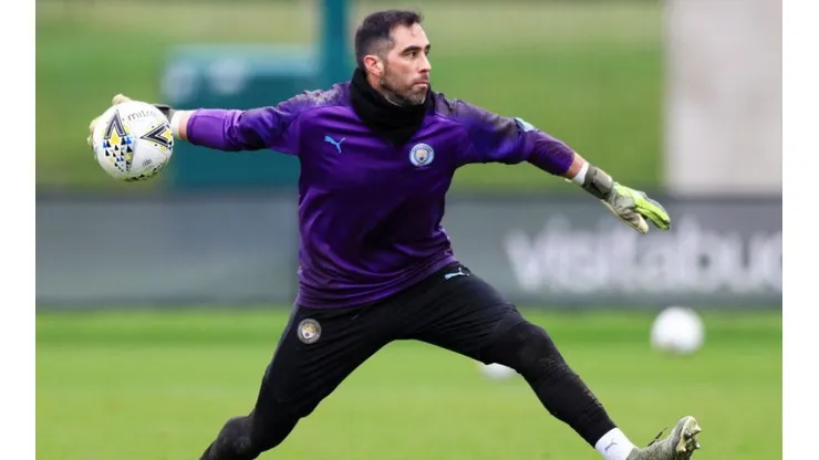 Claudio Bravo presenta problemas físicos y no podrá estar ante el Arsenal por la FA Cup
