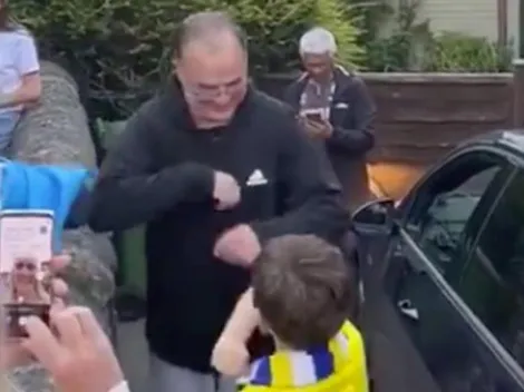Hinchas del Leeds van a buscar a Bielsa a su casa para festejar