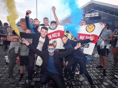 El alocado festejo de los hinchas del Leeds en las calles