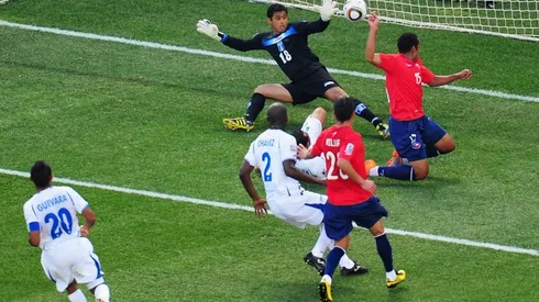 El momento en que Jean Beausejour marcaba el primer gol de Chile en Sudáfrica.
