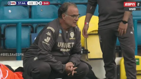 Marcelo Bielsa vive con nerviosismo el partido de Leeds