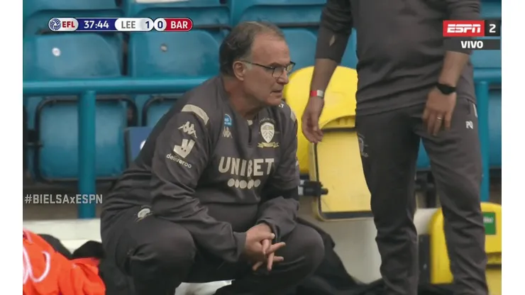 Marcelo Bielsa vive con nerviosismo el partido de Leeds