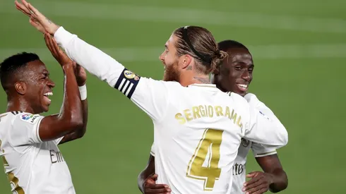 Sergio Ramos festeja junto a sus compañeros
