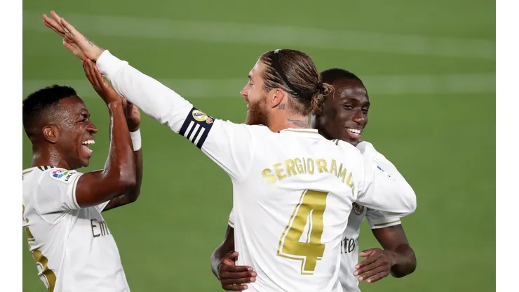 Sergio Ramos festeja junto a sus compañeros