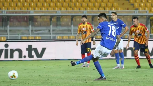 Erick Pulgar no definió bien desde el punto penal ante Lecce