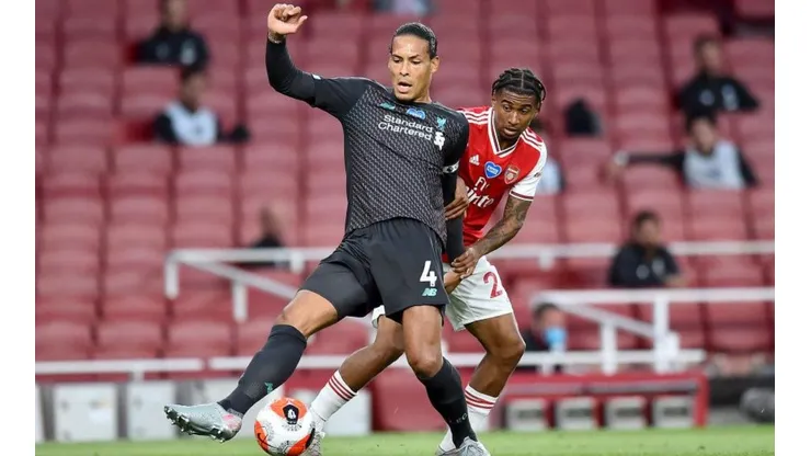 Virgil van Dijk se equivocó y ayudó a Arsenal