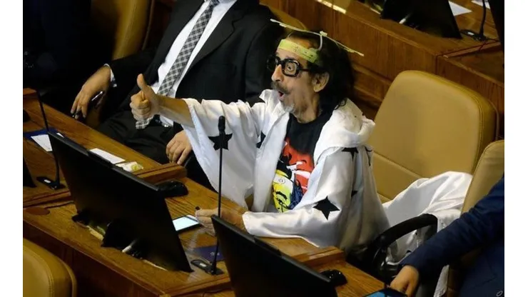 Raúl Alarcón, Florcita Motuda, es uno de los parlamentarios que votó a favor del retiro del 10% de las AFP, que ahora pasa al Senado.