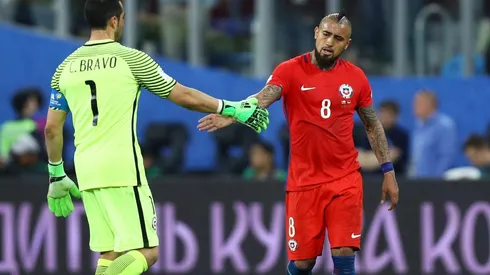 Arturo Vidal y Claudio Bravo se saludan luego de una victoria de Chile