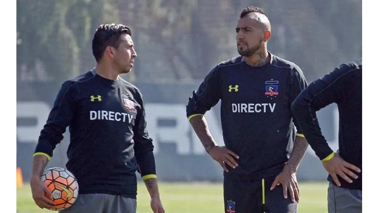 Gonzalo Fierro junto a Arturo Vidal en una práctica de Colo Colo en 2015
