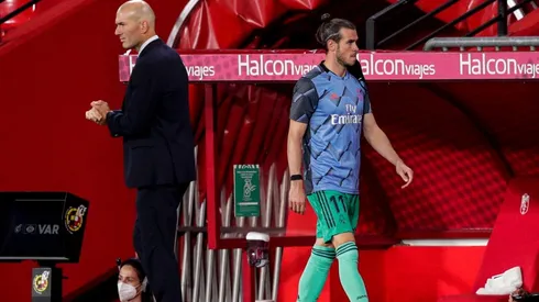 Gareth Bale pasa junto al su entrenador ZInedine Zidane en el partido ante Granada
