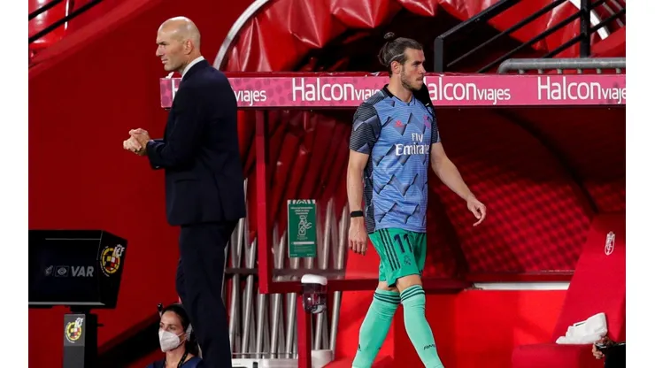 Gareth Bale pasa junto al su entrenador ZInedine Zidane en el partido ante Granada