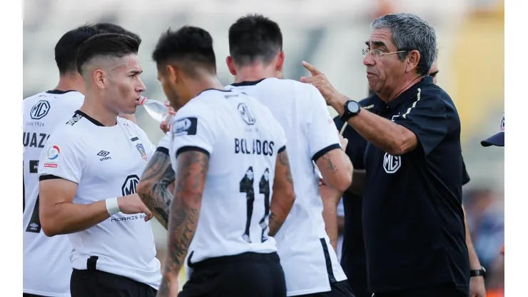 Gualberto Jara junto a sus dirigidos