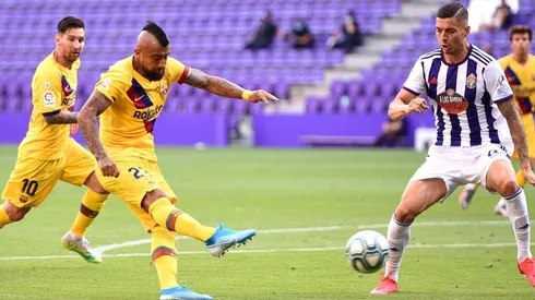 Arturo Vidal remata y marca ante el Valladolid