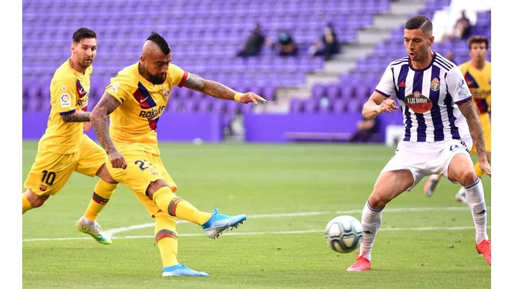 Arturo Vidal remata y marca ante el Valladolid