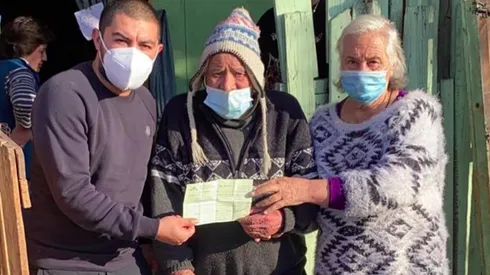 Nicolás Maturana entrega la casa a una pareja de abuelos.