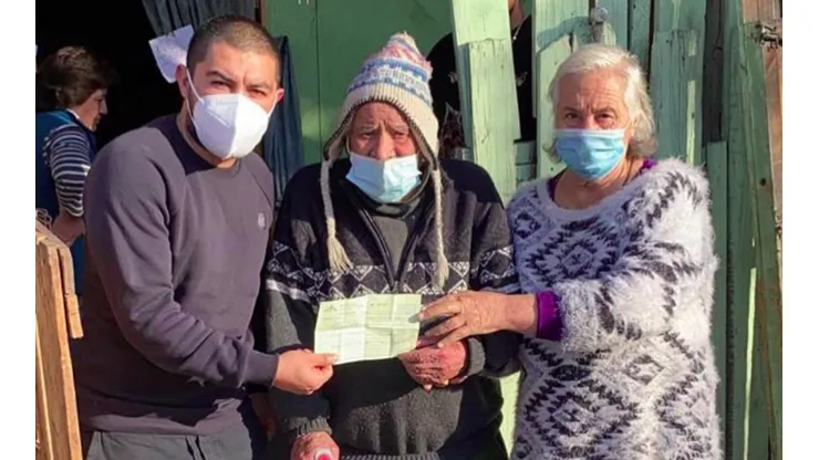 Nicolás Maturana entrega la casa a una pareja de abuelos.