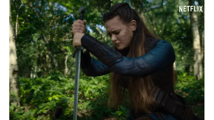 Katherine Langford se roba todos los adelantos de "Maldita".