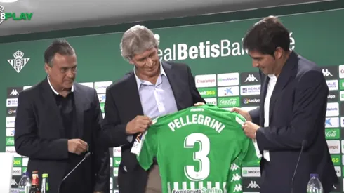 Manuel Pellegrini posando con la camiseta de Betis